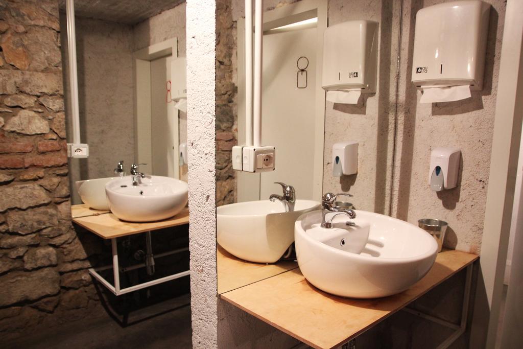 Destil Hostel Tiranë Luaran gambar