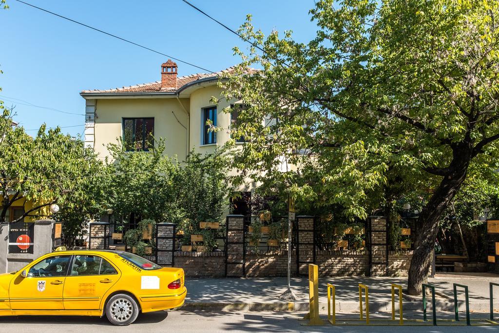 Destil Hostel Tiranë Luaran gambar