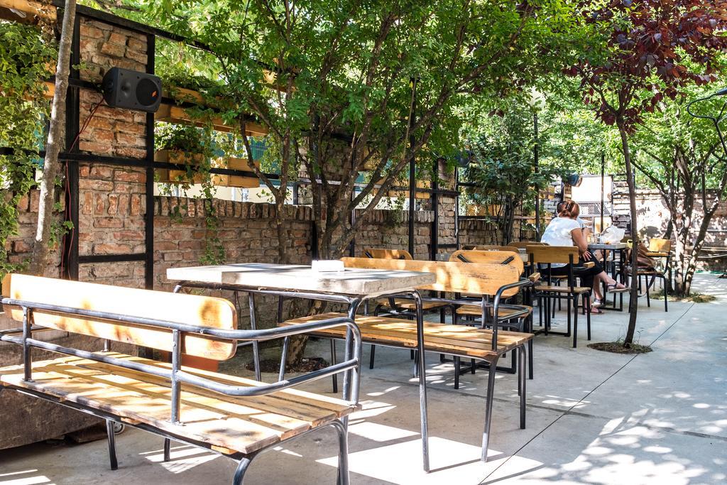 Destil Hostel Tiranë Luaran gambar