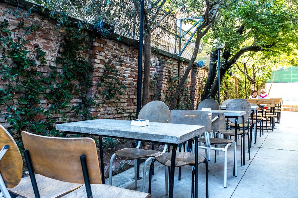 Destil Hostel Tiranë Luaran gambar