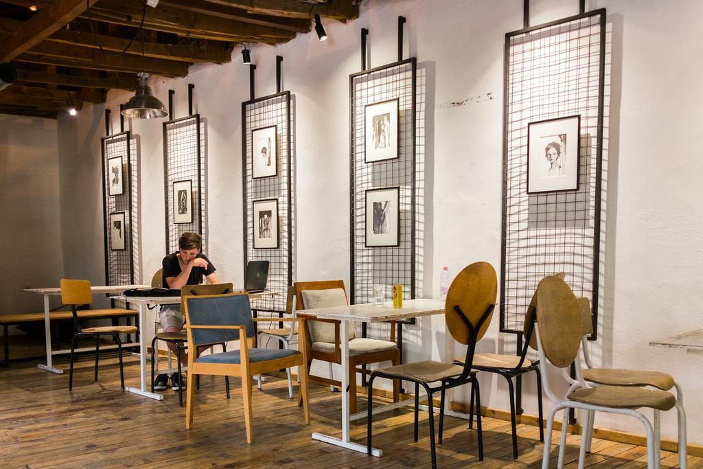 Destil Hostel Tiranë Luaran gambar