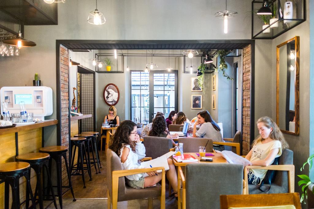 Destil Hostel Tiranë Luaran gambar