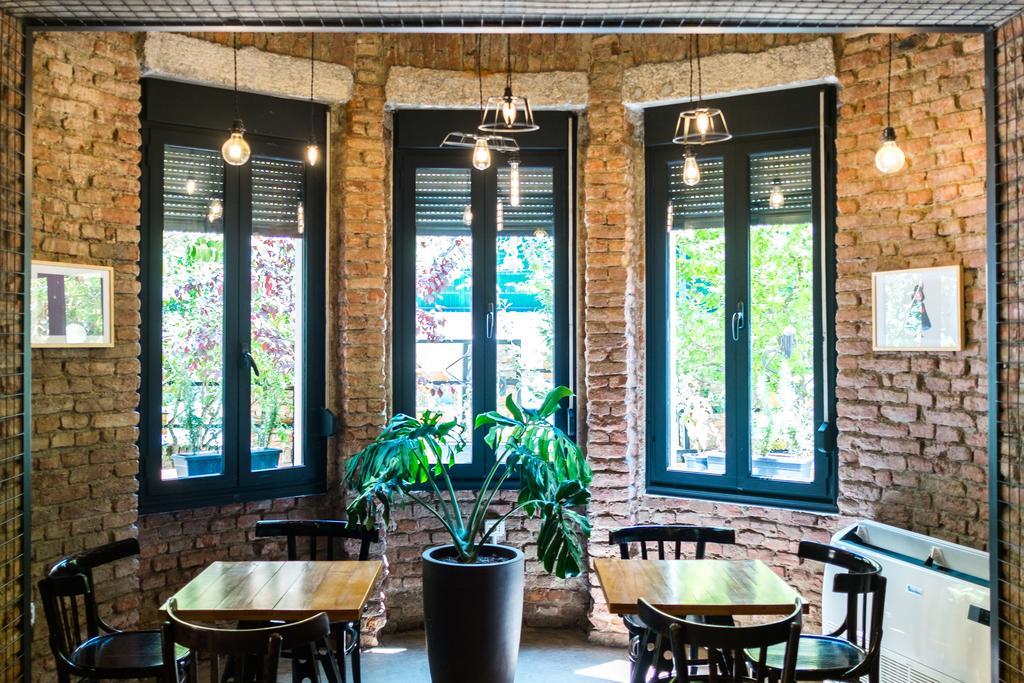 Destil Hostel Tiranë Luaran gambar